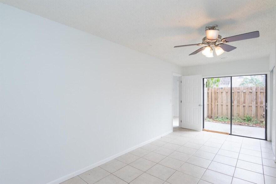 Building Photo - 4135 Palm Bay Cir