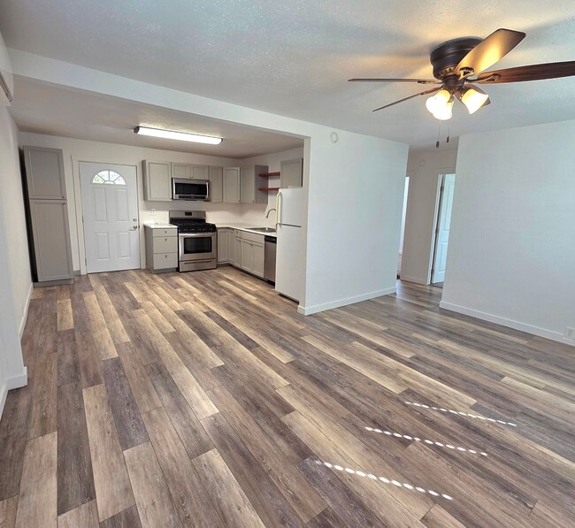 Building Photo - SINGLE LEVEL UPDATED 2 BED 1 BATH HOUSE