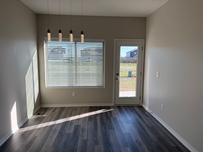 Building Photo - 2 bedroom/2.5 bathroom ranch townhome