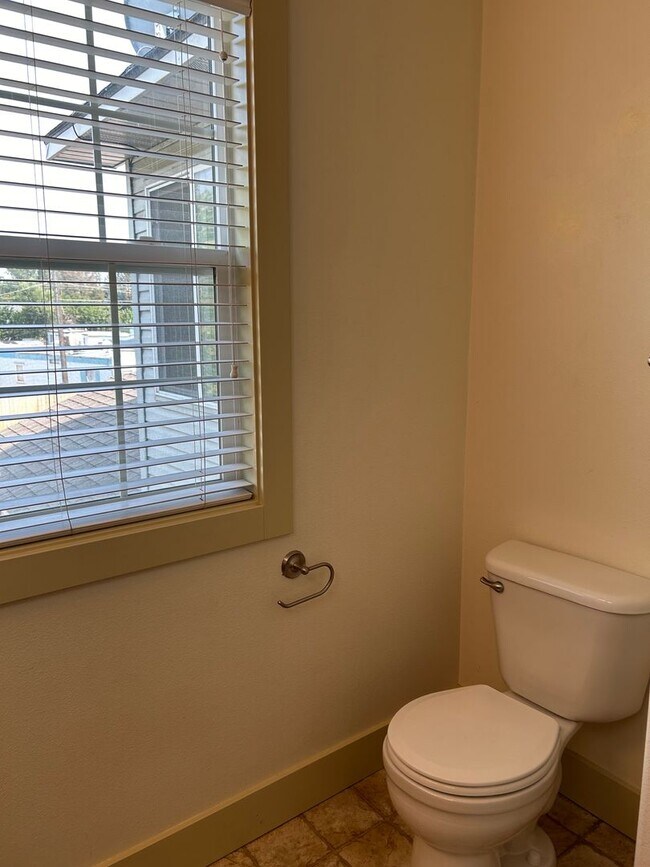 Building Photo - Boise Townhome Near BSU| EARLIER MOVE IN DATE UPON REQUEST