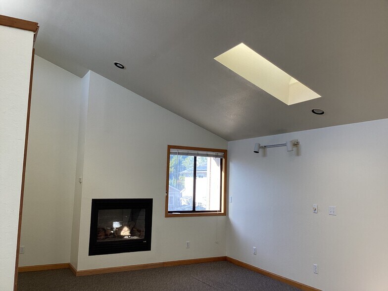 Upstairs LARGE master bedroom - 681 37th Ave