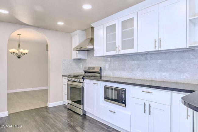 Building Photo - 6058 Hedgewall Dr
