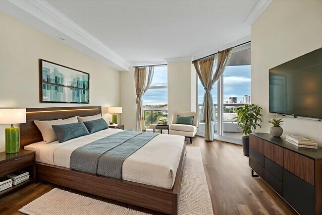 Building Photo - 401 SW 4th Ave