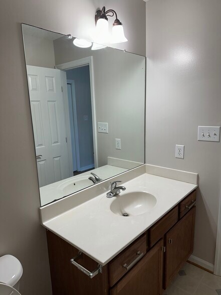 Building Photo - 421 Holly Ln