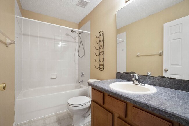 Building Photo - Spacious 4/3 House With 3-Car Garage In Th...