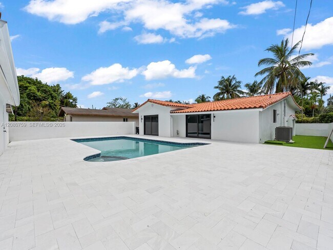 Building Photo - 1221 Biarritz Dr
