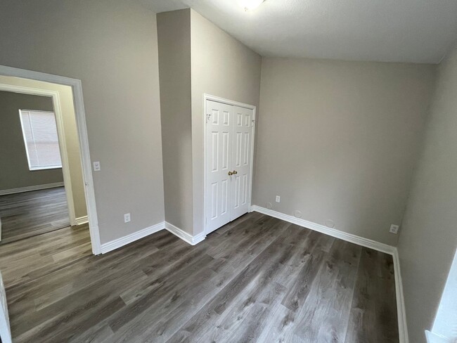 Building Photo - 50% Discount on Security Deposit! 4 Bedroo...