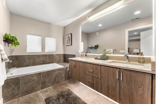 Building Photo - 1544 Utica St