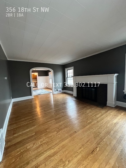 Building Photo - Large second level apartment available for...