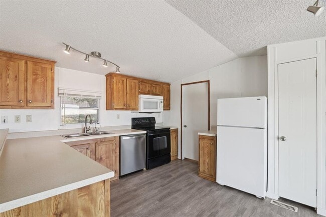 Building Photo - 21522 Long Hill Dr