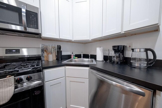 Building Photo - 302 E 104th St