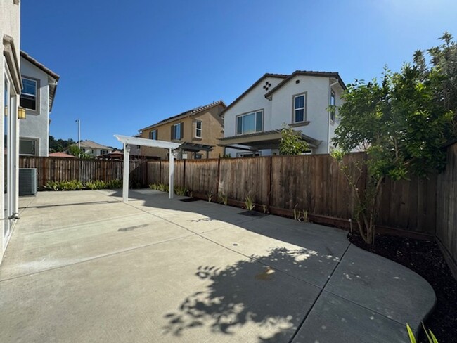 Building Photo - Luxurious 4-Bedroom Home in Gilroy’s Weste...