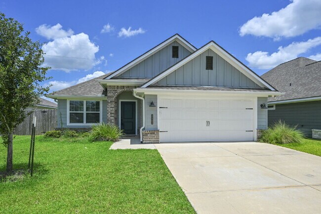 Building Photo - Immediate Move in 3 Bedroom, 2 Bathroom Home with 2 Car Garage