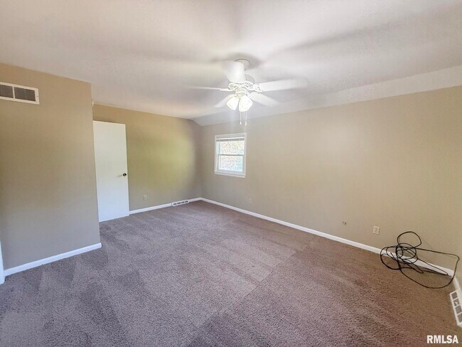 Building Photo - 6828 N Bobolink Rd