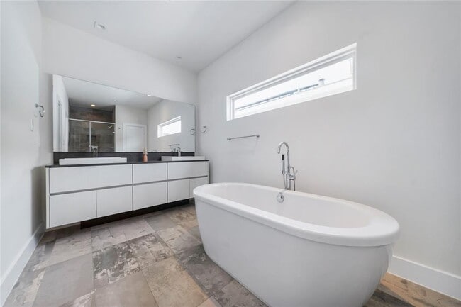 Building Photo - 5509 Paraiso Pl