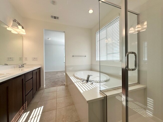 Building Photo - 1008 Oakbriar Cir