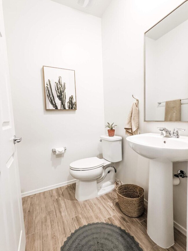 Building Photo - Gorgeous Fully Furnished - PRELEASE August 2026