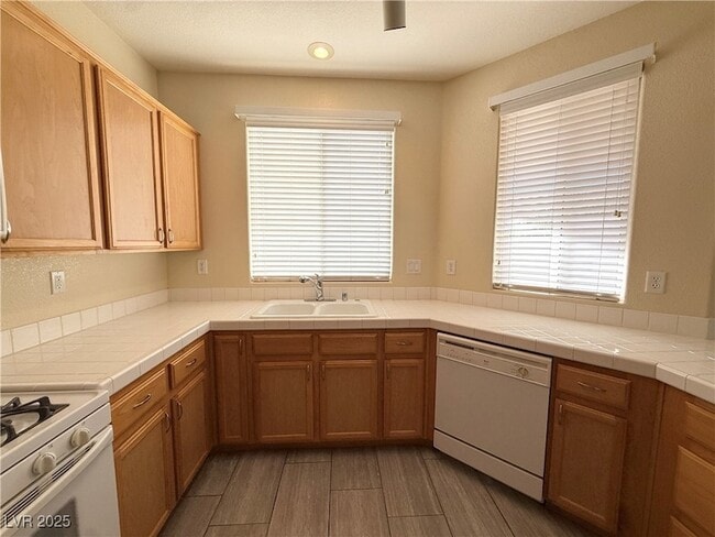 Building Photo - 9289 Mandeville Bay Ave