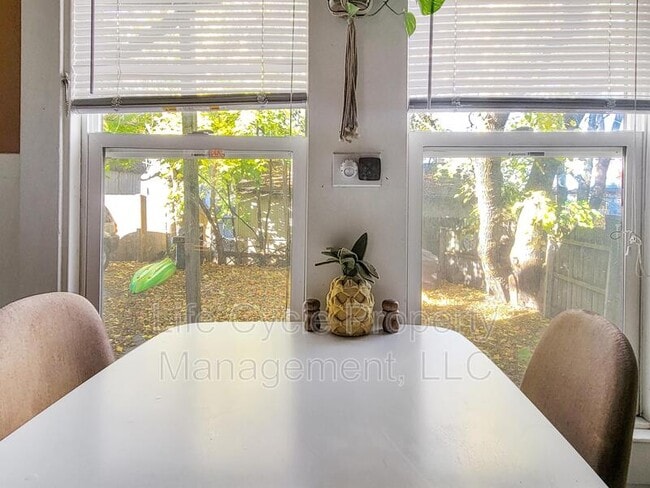 Building Photo - 631 Paris Ave SE