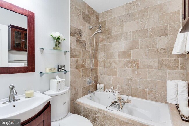 Building Photo - Gorgeous Rowhome Walking Distance to Colum...