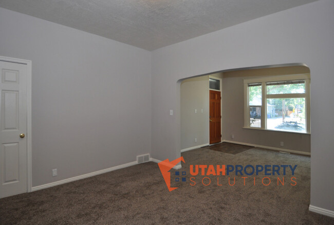 Building Photo - 559 E 800 S