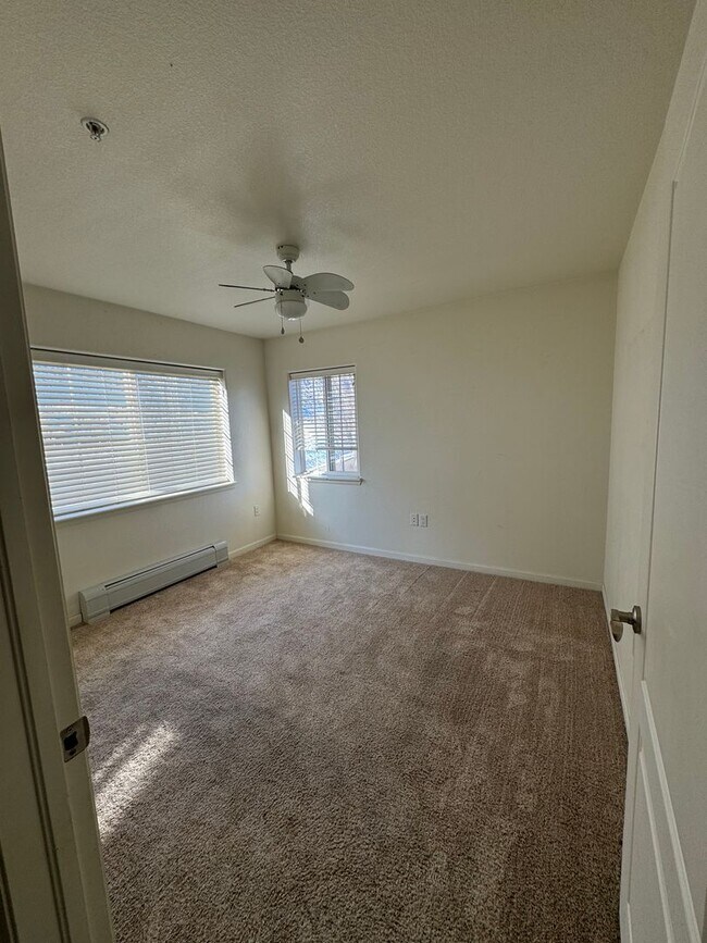 Building Photo - 3BD/2BA New Castle Apartment | 2-Car Garage| 1 Month FREE