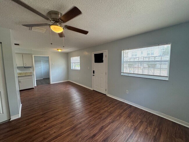 Building Photo - Charming Three Bedroom One Bathroom House ...
