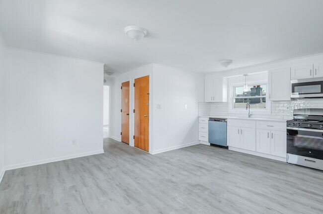 Building Photo - 33 E 42nd St