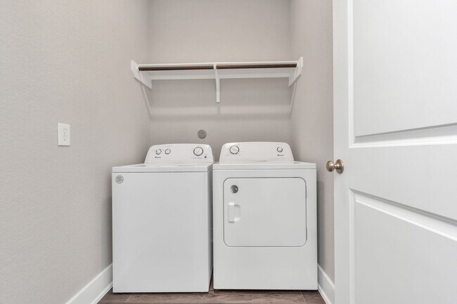 Building Photo - The Live Oak – Where Comfort Meets Conveni...