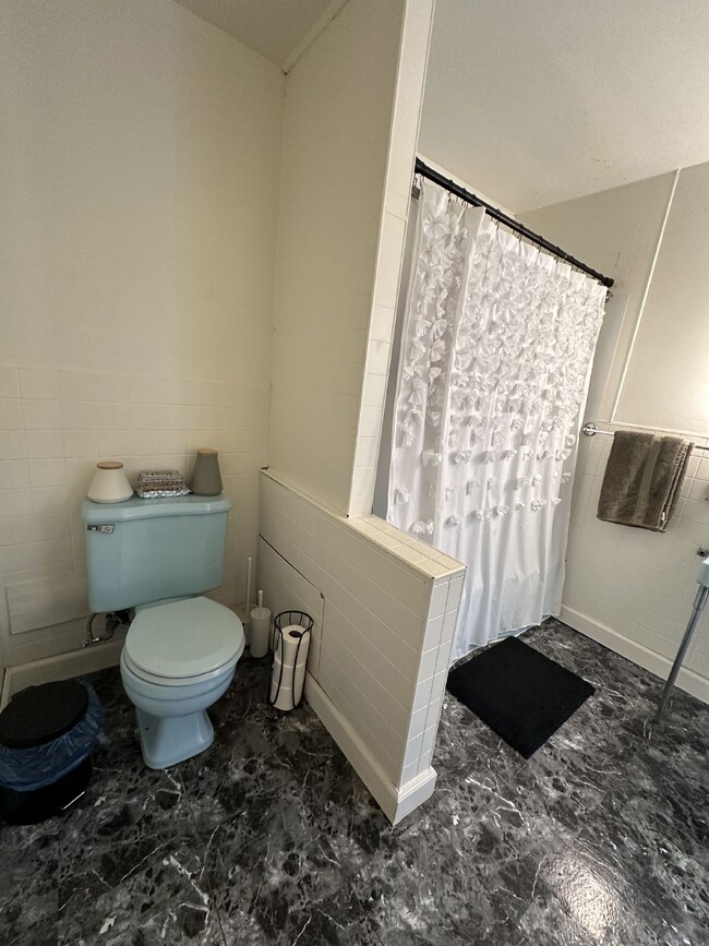 Building Photo - 3 Bed 1 Bath overlooking historic Grand Av...