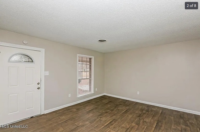 Building Photo - 3102 Longwood Dr