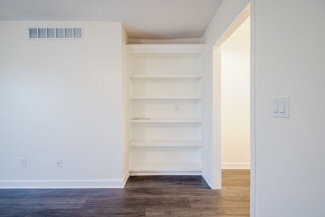 Building Photo - Move-in-ready 3 bed / 3 Full Bath In Louisville's Four Seasons — Fully Updated, No Carpet, Fiber ...