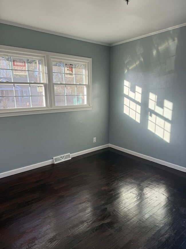 Building Photo - Updated 3 Bedroom 2 Bathroom Home