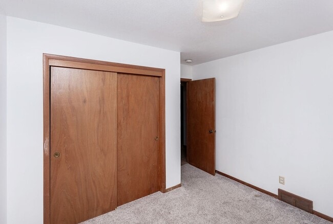 Building Photo - CHARMING! 2 Bedroom, 1 Bathroom Duplex in Des Moines!!