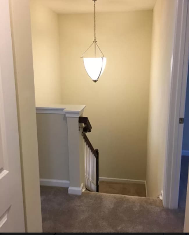 Building Photo - Gorgeous 3 BD/ 2.5 BA Townhouse Available ...