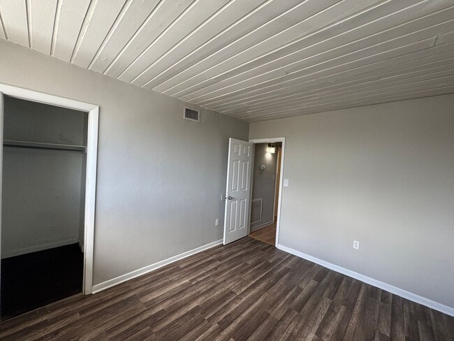Building Photo - "Second Month of Rent FREE" Charming 2 Bed...