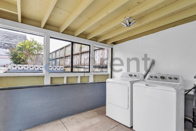 Building Photo - Unit B