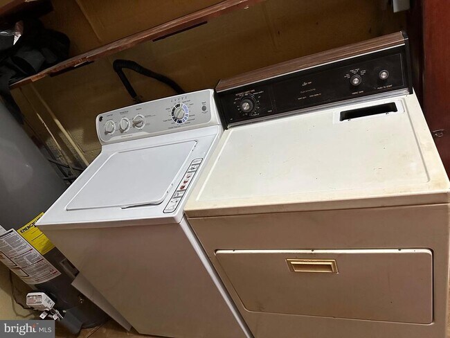 Building Photo - 934 N E St Ext