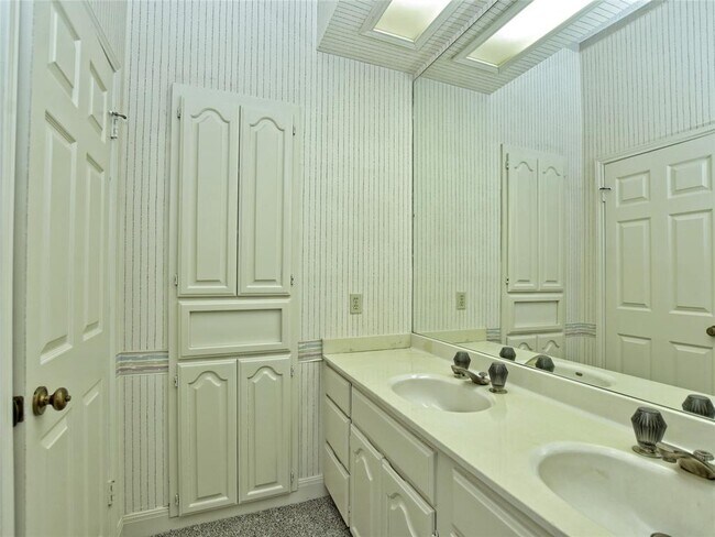 Building Photo - 10215 River Plantation Dr