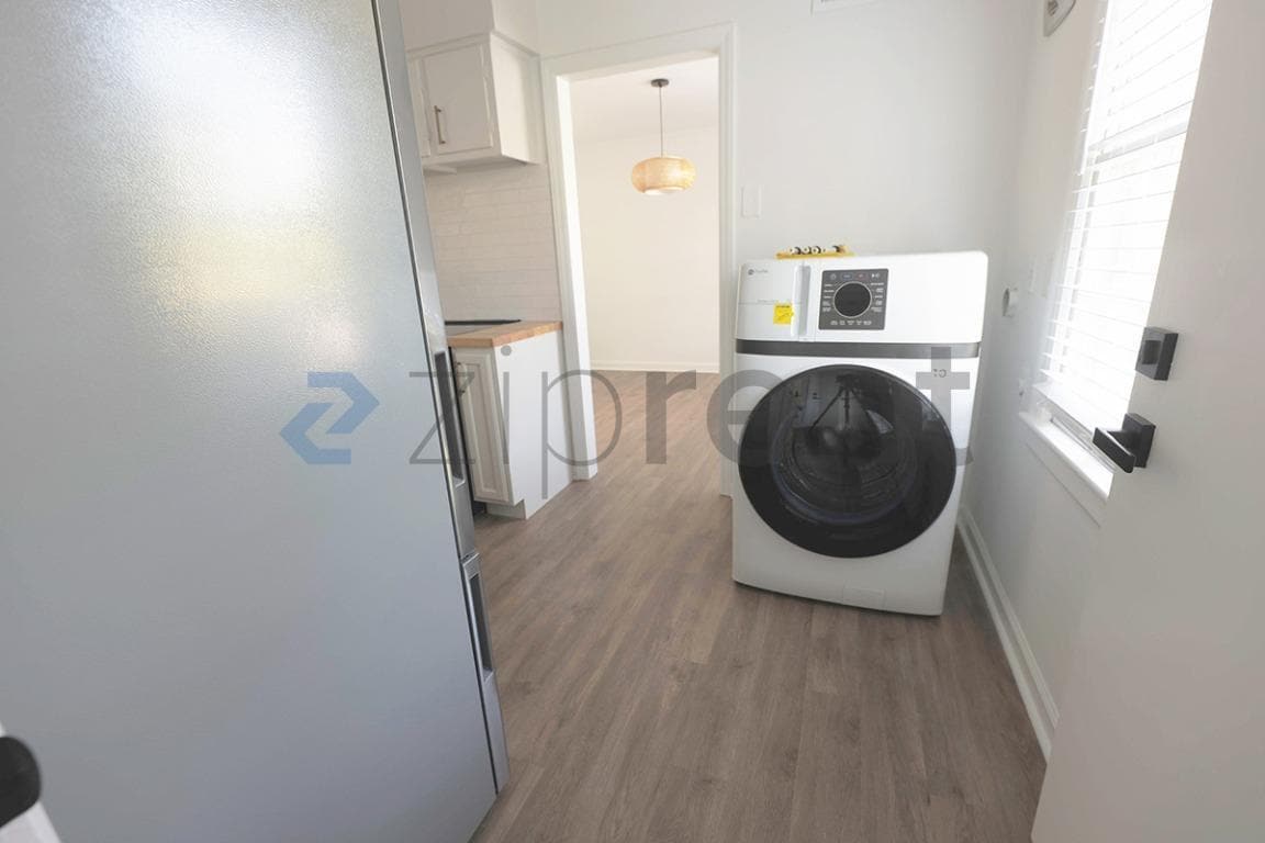 Building Photo - Unit 1