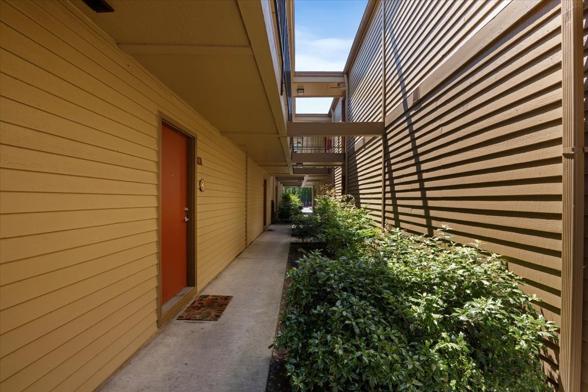 Building Photo - 3950 SW 102nd Ave