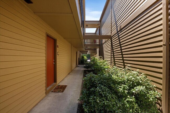 Building Photo - 3950 SW 102nd Ave
