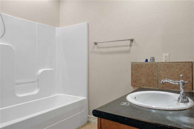 Building Photo - 602 SW Caprington St