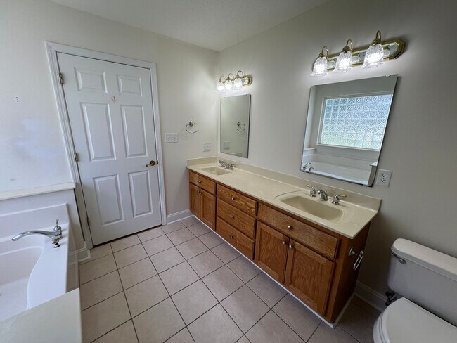 Building Photo - 154 Regency Dr