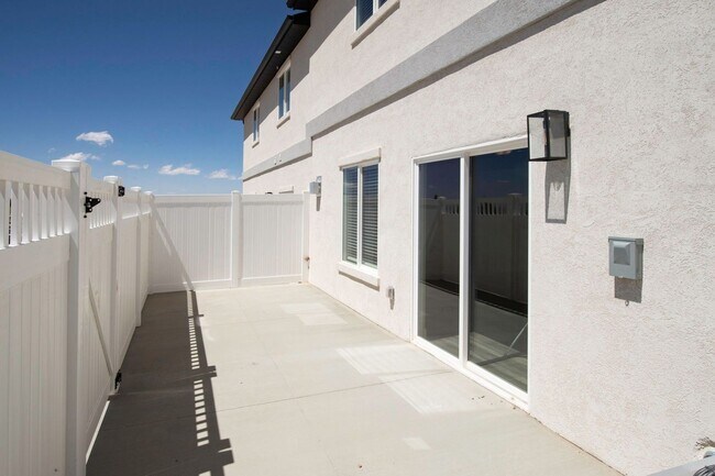 Building Photo - Like new 3 bedroom, 2.5 bathroom townhome in Cedar City!