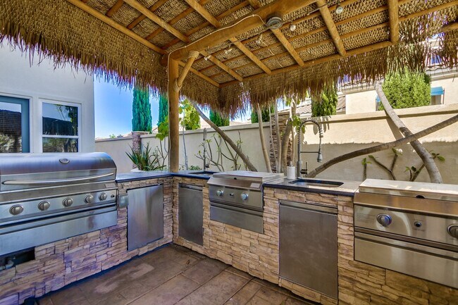 Building Photo - Beautiful 4 bedroom, 4.5 bathroom Home in the Varadero Community