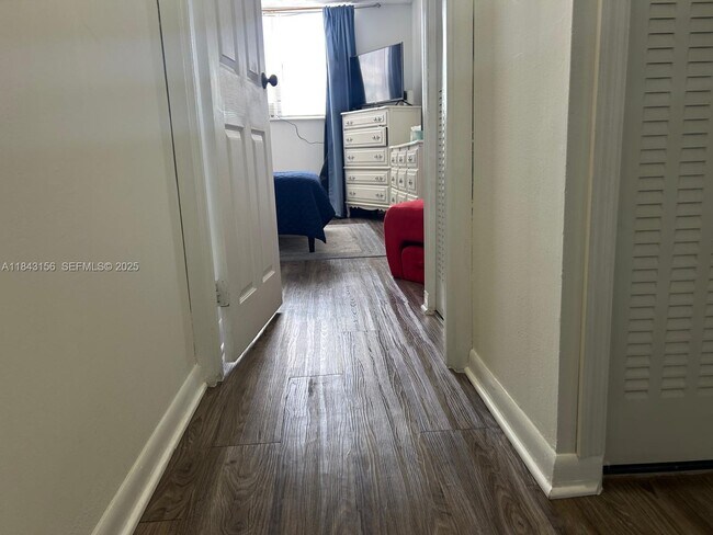 Building Photo - 2851 Somerset Dr