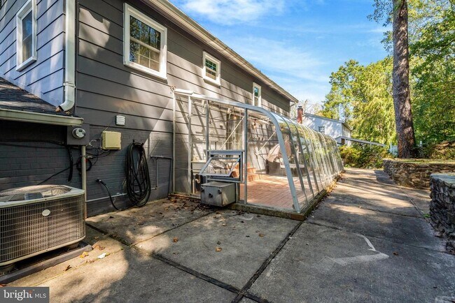 Building Photo - 6805 Reynard Dr