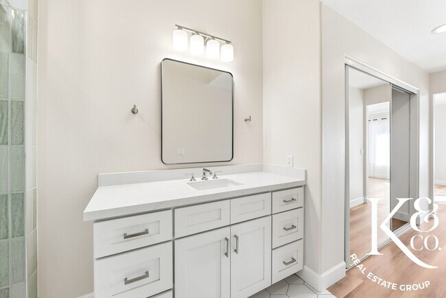 Building Photo - Relaxed Living in Oak Park with All the Up...
