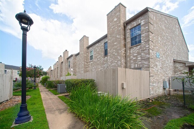 Building Photo - 8101 El Mundo St